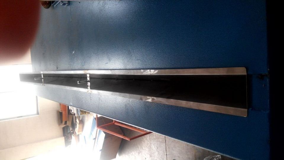 La máquina de espuma de esponja comprime la esponja